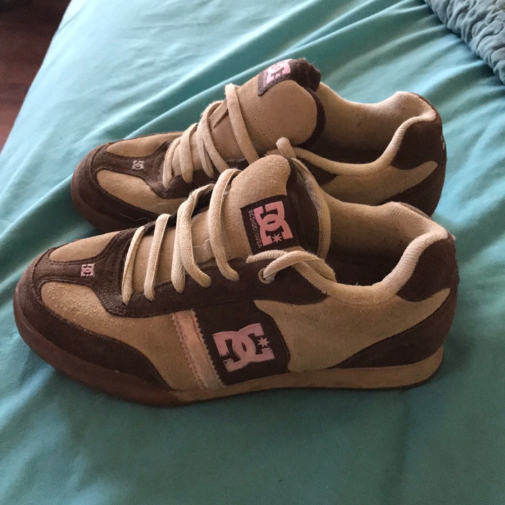 Brown dc shoes